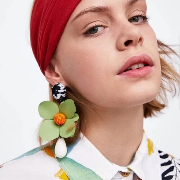 Acrylic Flower Drop Earrings! - Picture 2 of 2